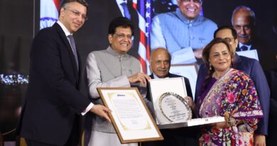 Dr. Bina Modi Felicitated with "Woman Icon of the Year" Award by Mr Piyush Goyal, Hon&apos;ble Minister for Commerce and Industry, Government of India